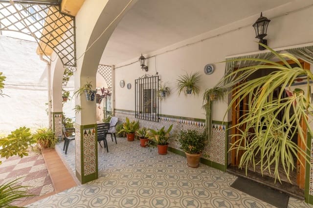 6 bedroom Townhouse for sale in Otura with garage - € 259,900 (Ref: 10014088)