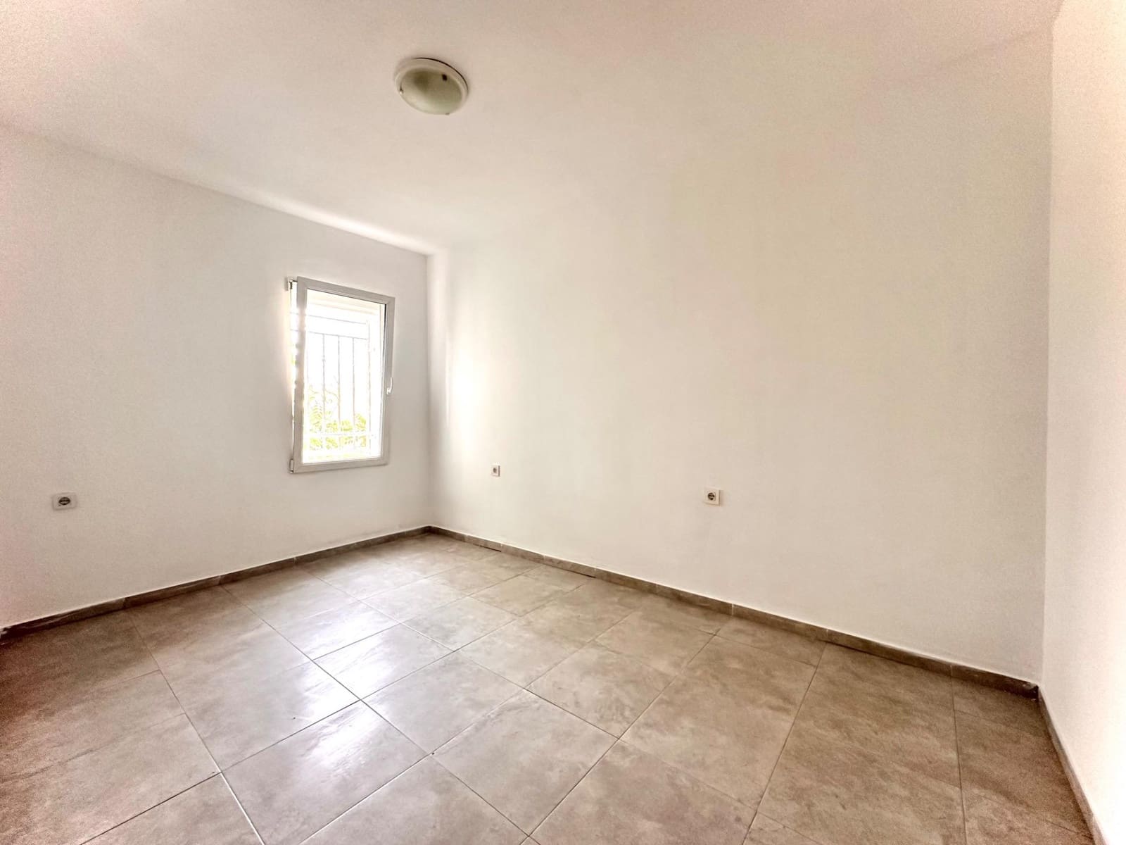 3 bedroom Flat for sale in Granada city - € 105,000 (Ref: 10014098)