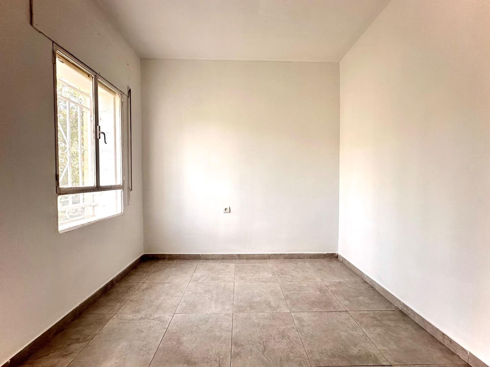 3 bedroom Flat for sale in Granada city - € 105,000 (Ref: 10014098)