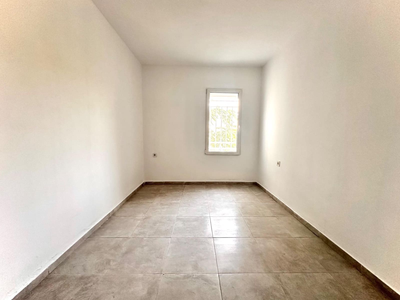 3 bedroom Flat for sale in Granada city - € 105,000 (Ref: 10014098)