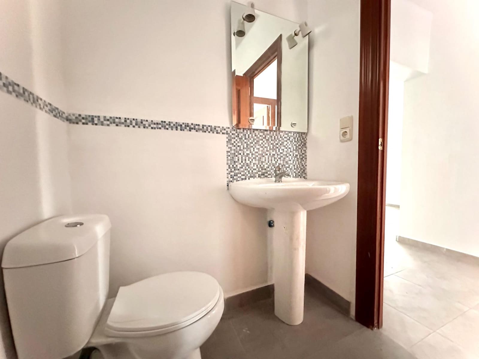 3 bedroom Flat for sale in Granada city - € 105,000 (Ref: 10014098)