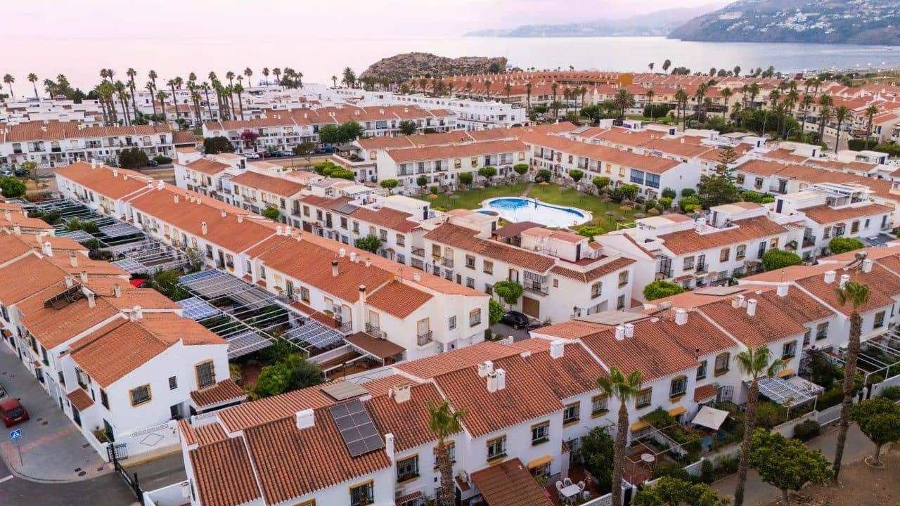 3 bedroom Townhouse for sale in Salobrena with pool garage - € 365,000 (Ref: 10020961)