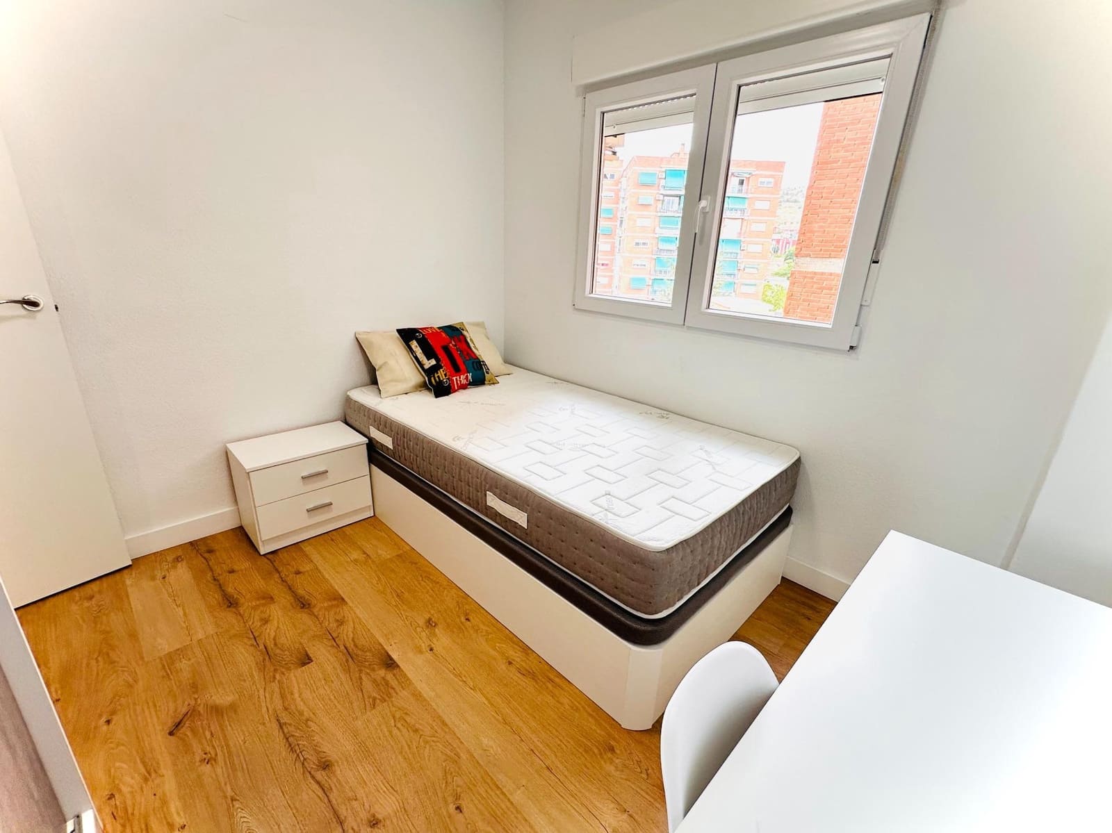 4 sovrum Lägenhet att hyra i Granada stad - 250 € (Ref: 10043062)