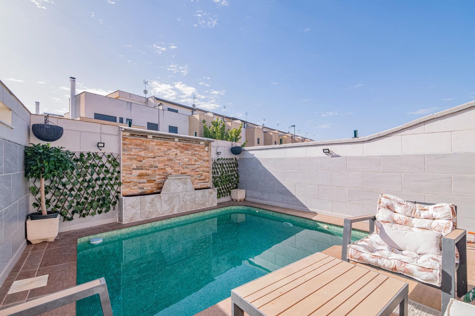 4 soveværelse Semi-Rækkehus til salg i Churriana de la Vega med swimmingpool garage - € 475.000 (Ref: 10047362)
