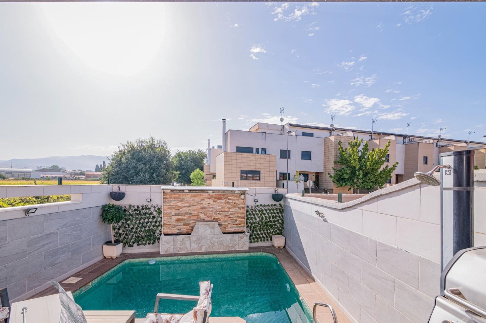 4 soveværelse Semi-Rækkehus til salg i Churriana de la Vega med swimmingpool garage - € 475.000 (Ref: 10047362)