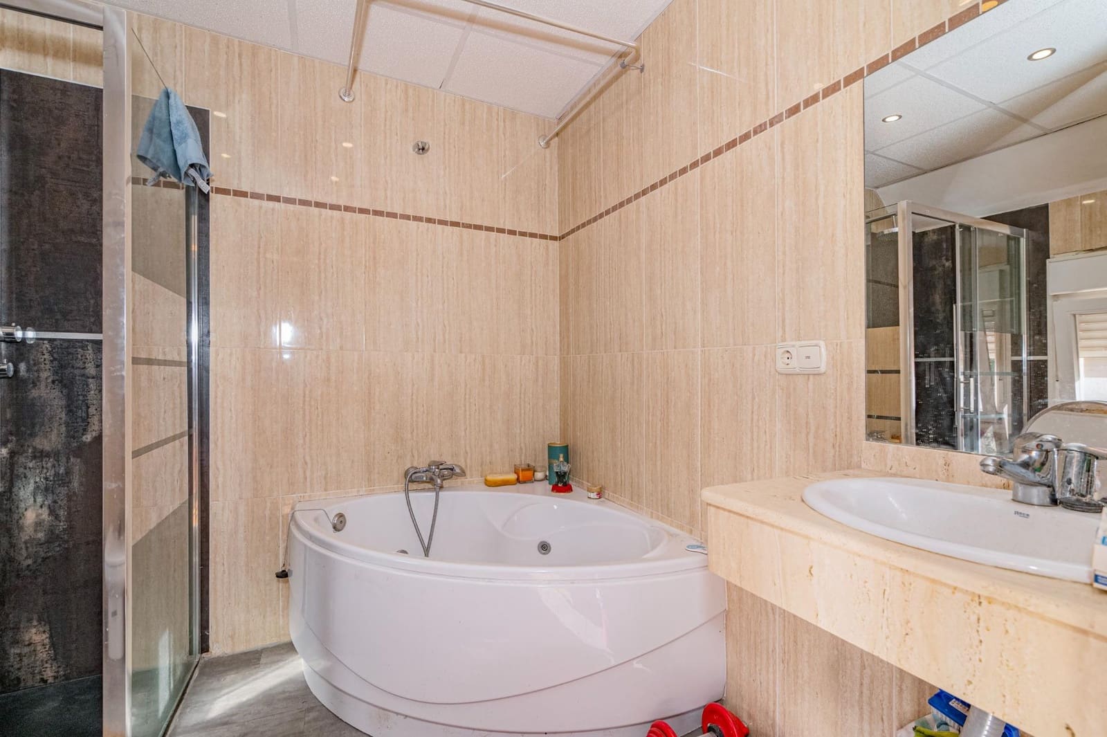 4 soveværelse Semi-Rækkehus til salg i Churriana de la Vega med swimmingpool garage - € 475.000 (Ref: 10047362)