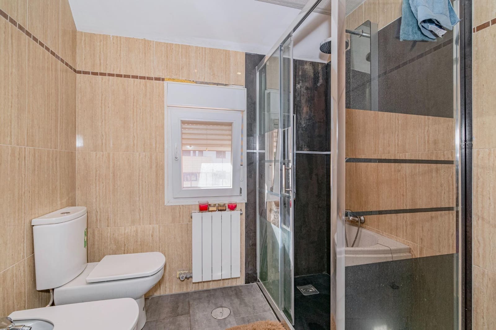 4 soveværelse Semi-Rækkehus til salg i Churriana de la Vega med swimmingpool garage - € 475.000 (Ref: 10047362)