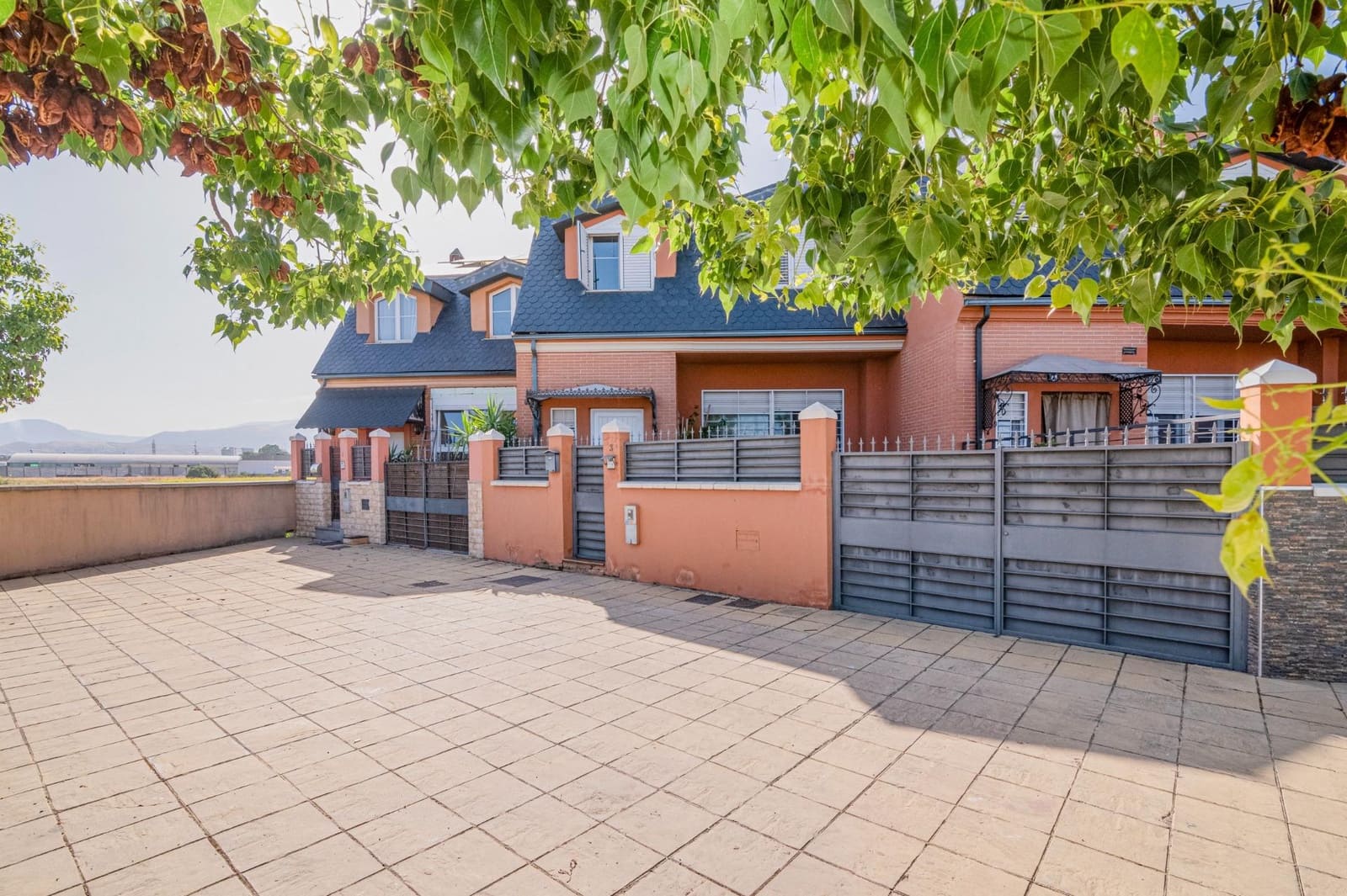 4 soveværelse Semi-Rækkehus til salg i Churriana de la Vega med swimmingpool garage - € 475.000 (Ref: 10047362)