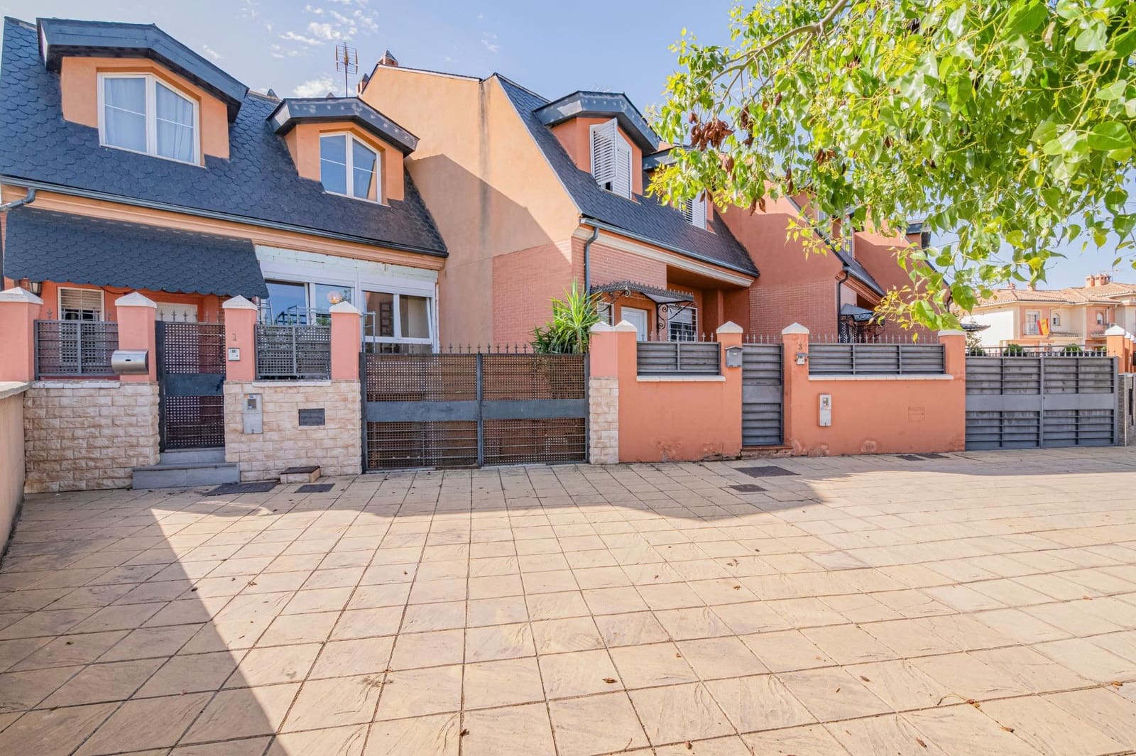 4 soveværelse Semi-Rækkehus til salg i Churriana de la Vega med swimmingpool garage - € 475.000 (Ref: 10047362)