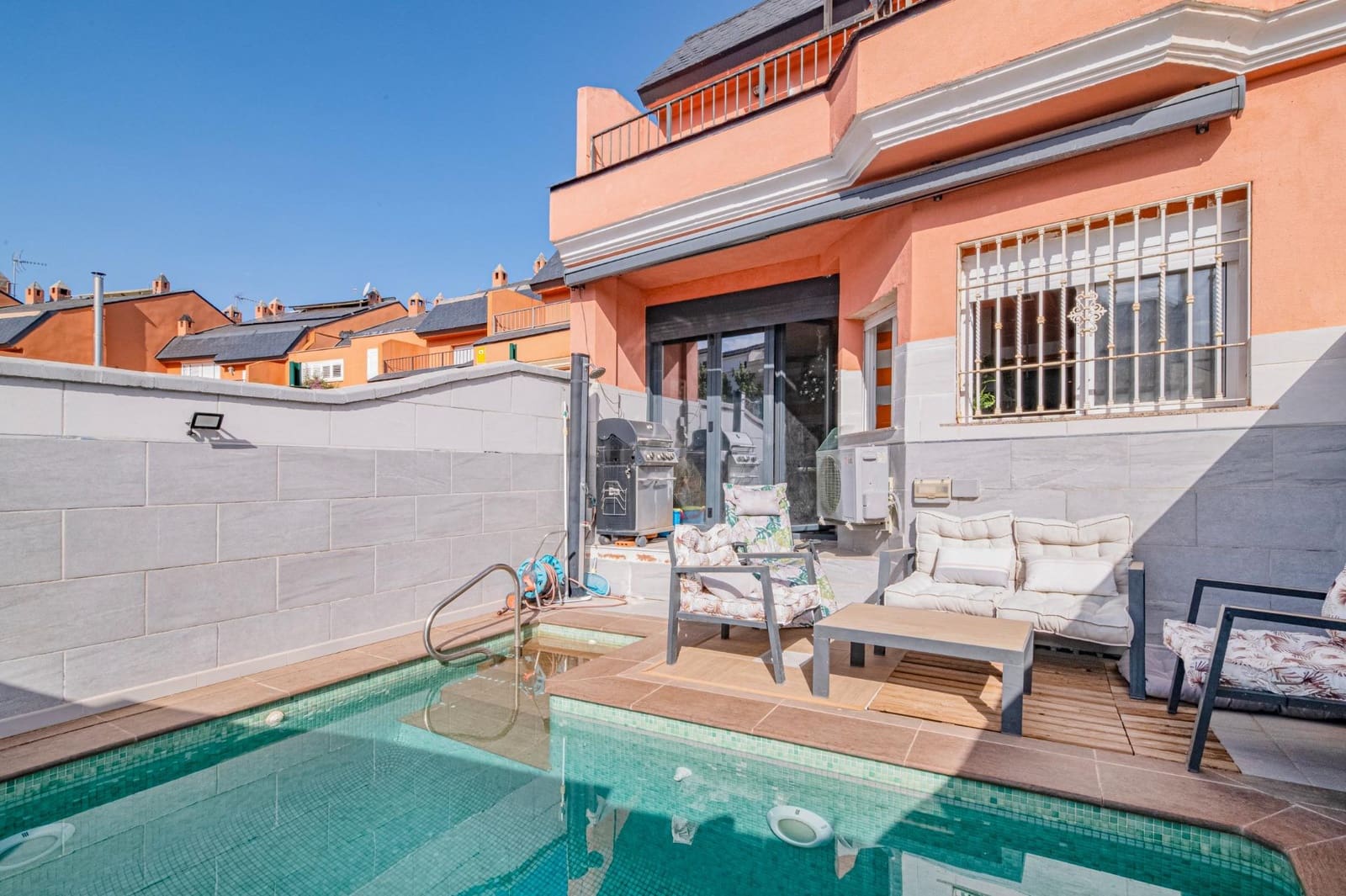 4 soveværelse Semi-Rækkehus til salg i Churriana de la Vega med swimmingpool garage - € 475.000 (Ref: 10047362)