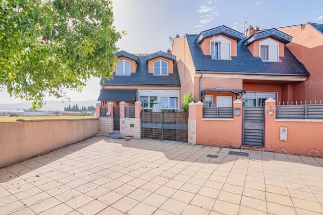 4 soveværelse Semi-Rækkehus til salg i Churriana de la Vega med swimmingpool garage - € 475.000 (Ref: 10047362)