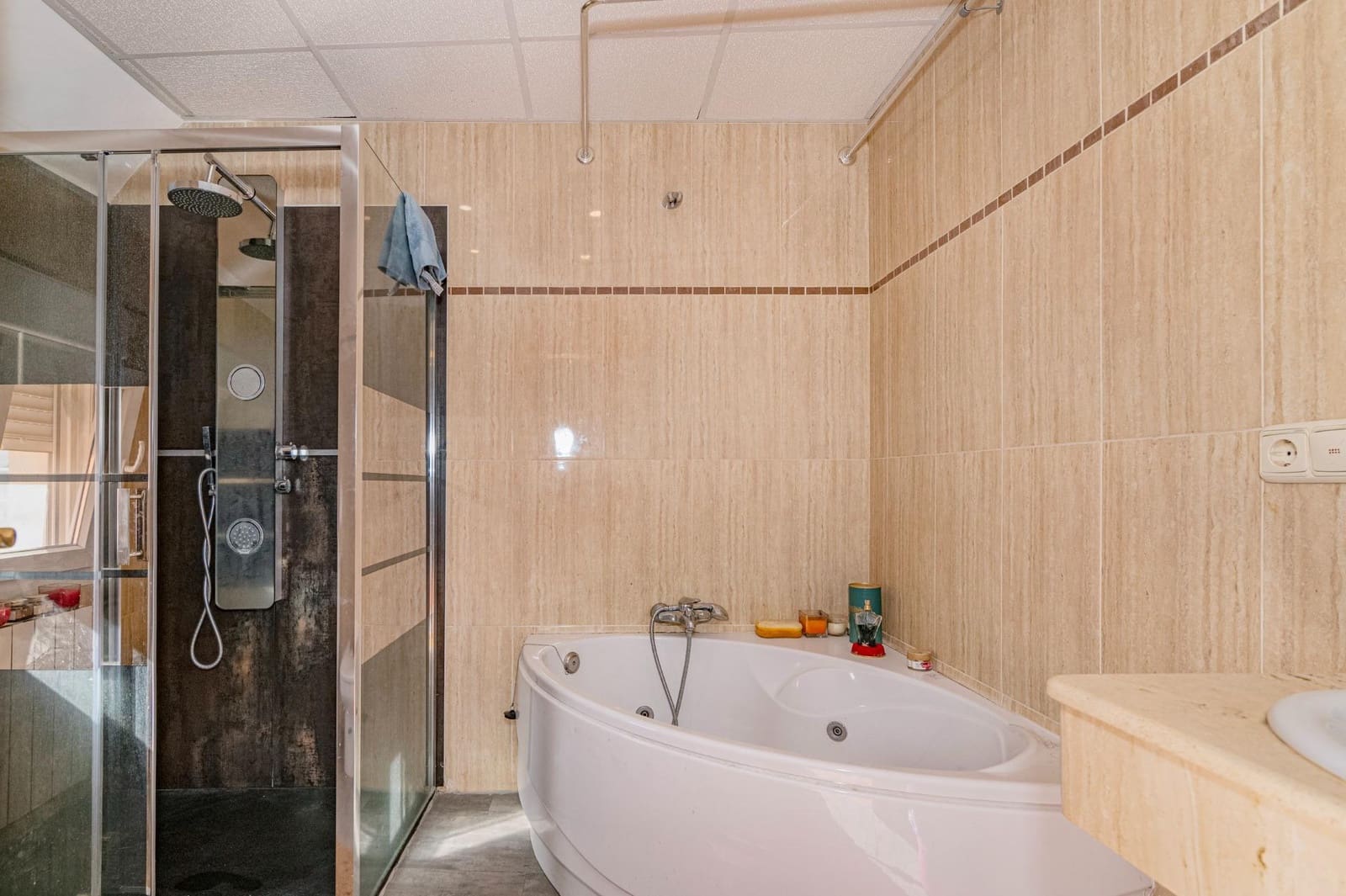 4 soveværelse Semi-Rækkehus til salg i Churriana de la Vega med swimmingpool garage - € 475.000 (Ref: 10047362)