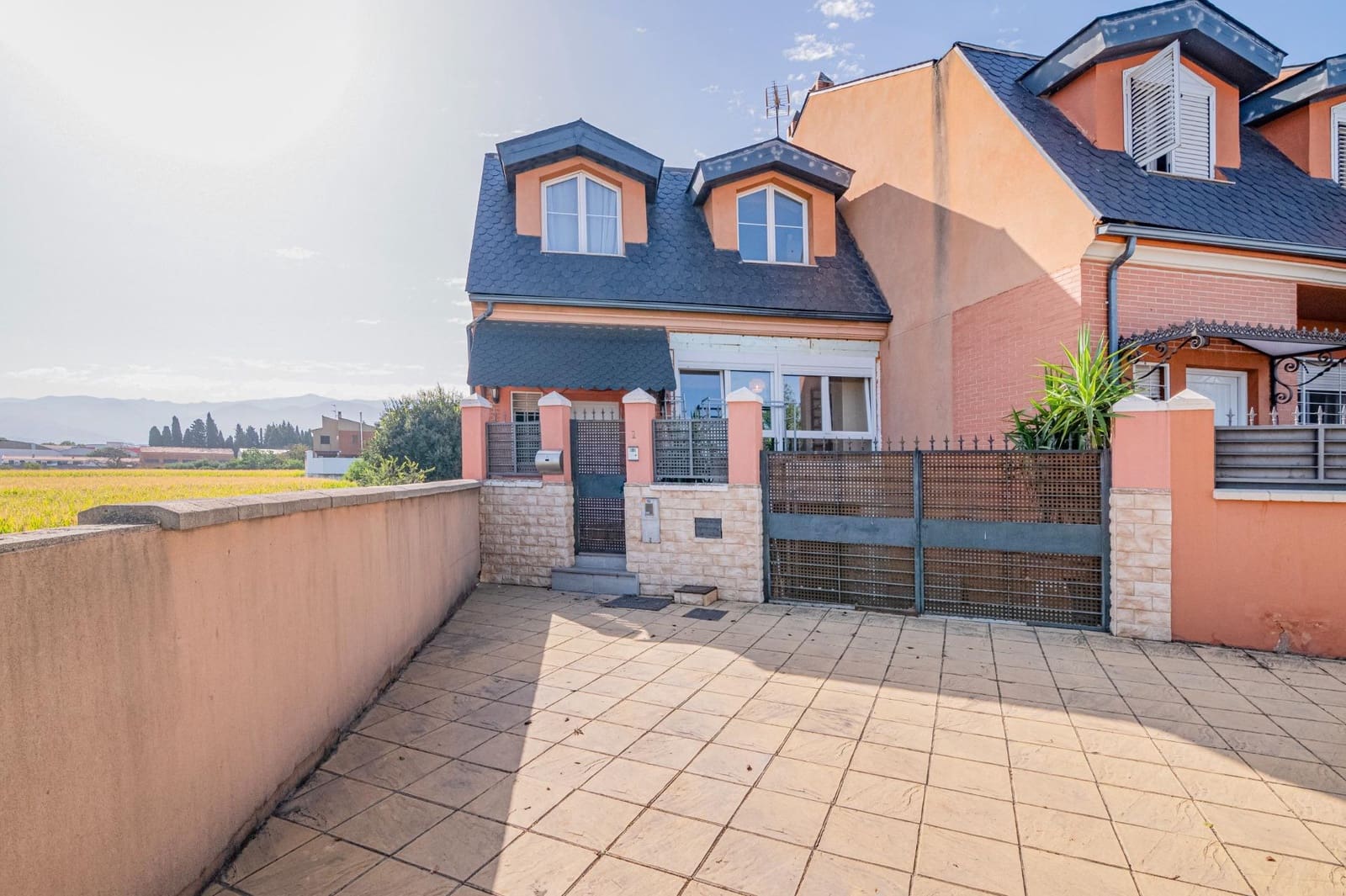 4 soveværelse Semi-Rækkehus til salg i Churriana de la Vega med swimmingpool garage - € 475.000 (Ref: 10047362)