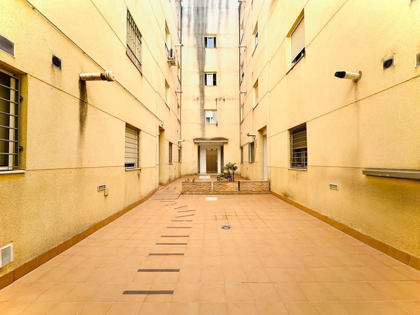 3 Zimmer Wohnung zu verkaufen in Granada Stadt mit Garage - 139.000 € (Ref: 10067978)