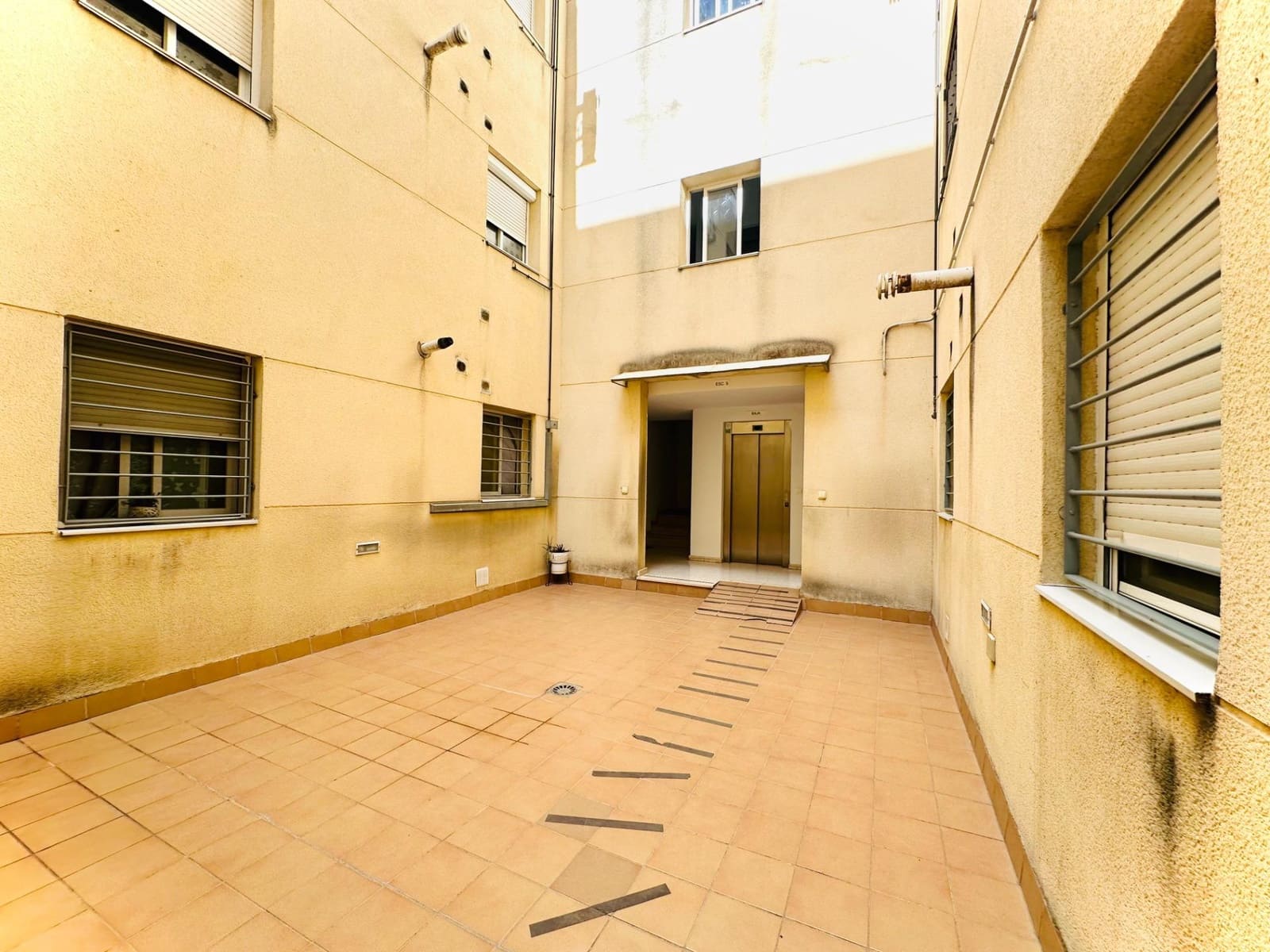 3 Zimmer Wohnung zu verkaufen in Granada Stadt mit Garage - 139.000 € (Ref: 10067978)