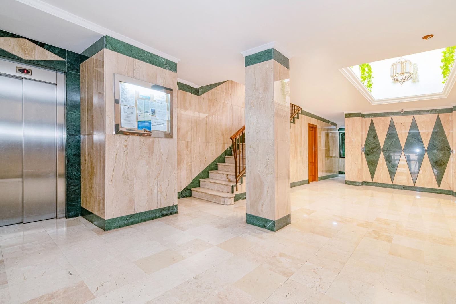 4 bedroom Flat for sale in Granada city with garage - € 359,999 (Ref: 10076468)