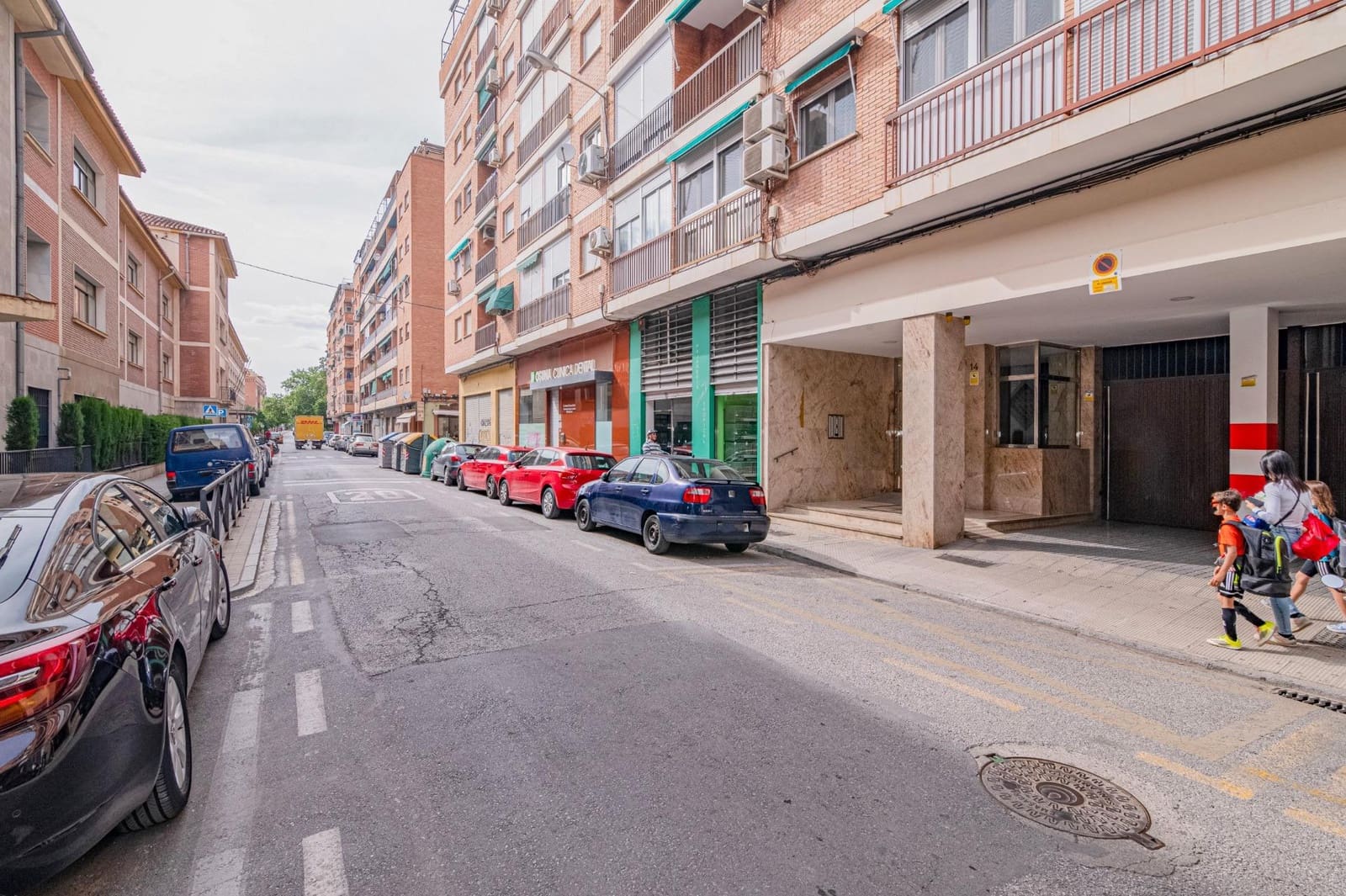 4 bedroom Flat for sale in Granada city with garage - € 359,999 (Ref: 10076468)