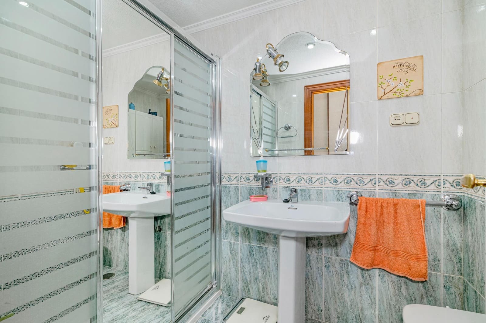 4 bedroom Flat for sale in Granada city with garage - € 359,999 (Ref: 10076468)
