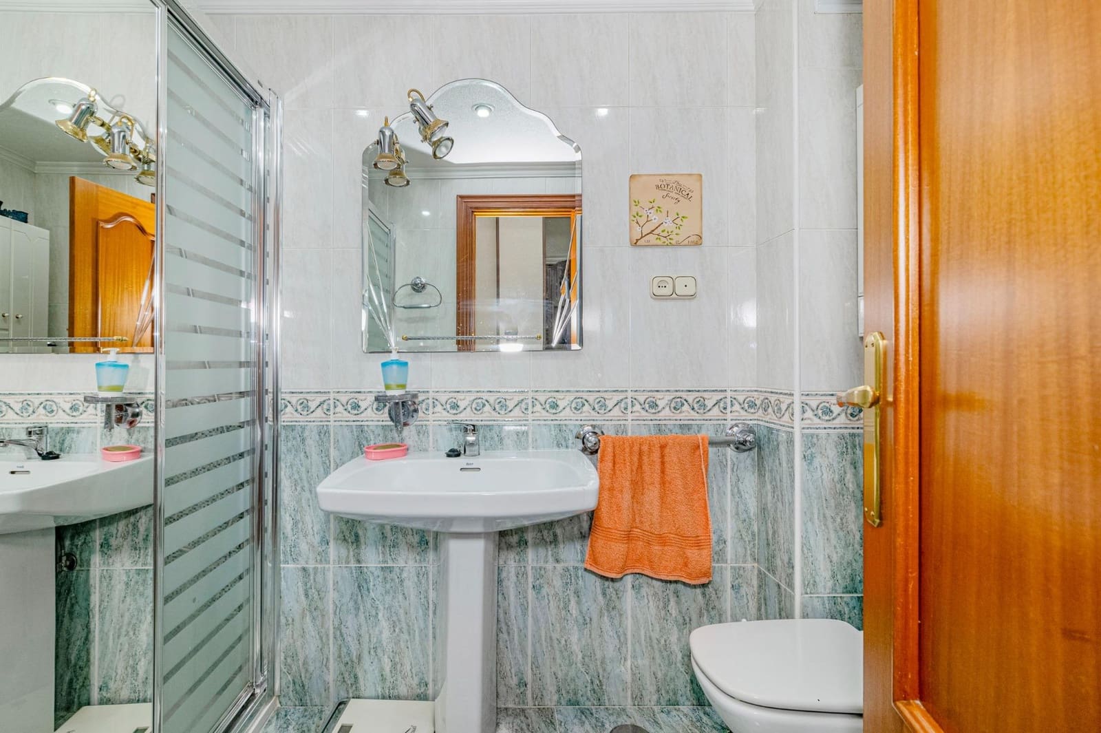 4 bedroom Flat for sale in Granada city with garage - € 359,999 (Ref: 10076468)