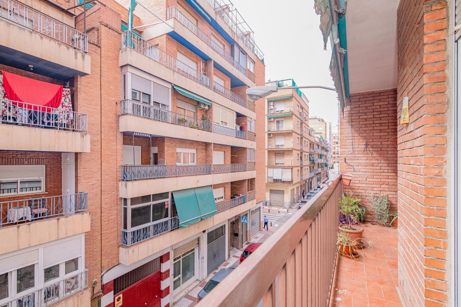4 bedroom Flat for sale in Granada city with garage - € 359,999 (Ref: 10076468)