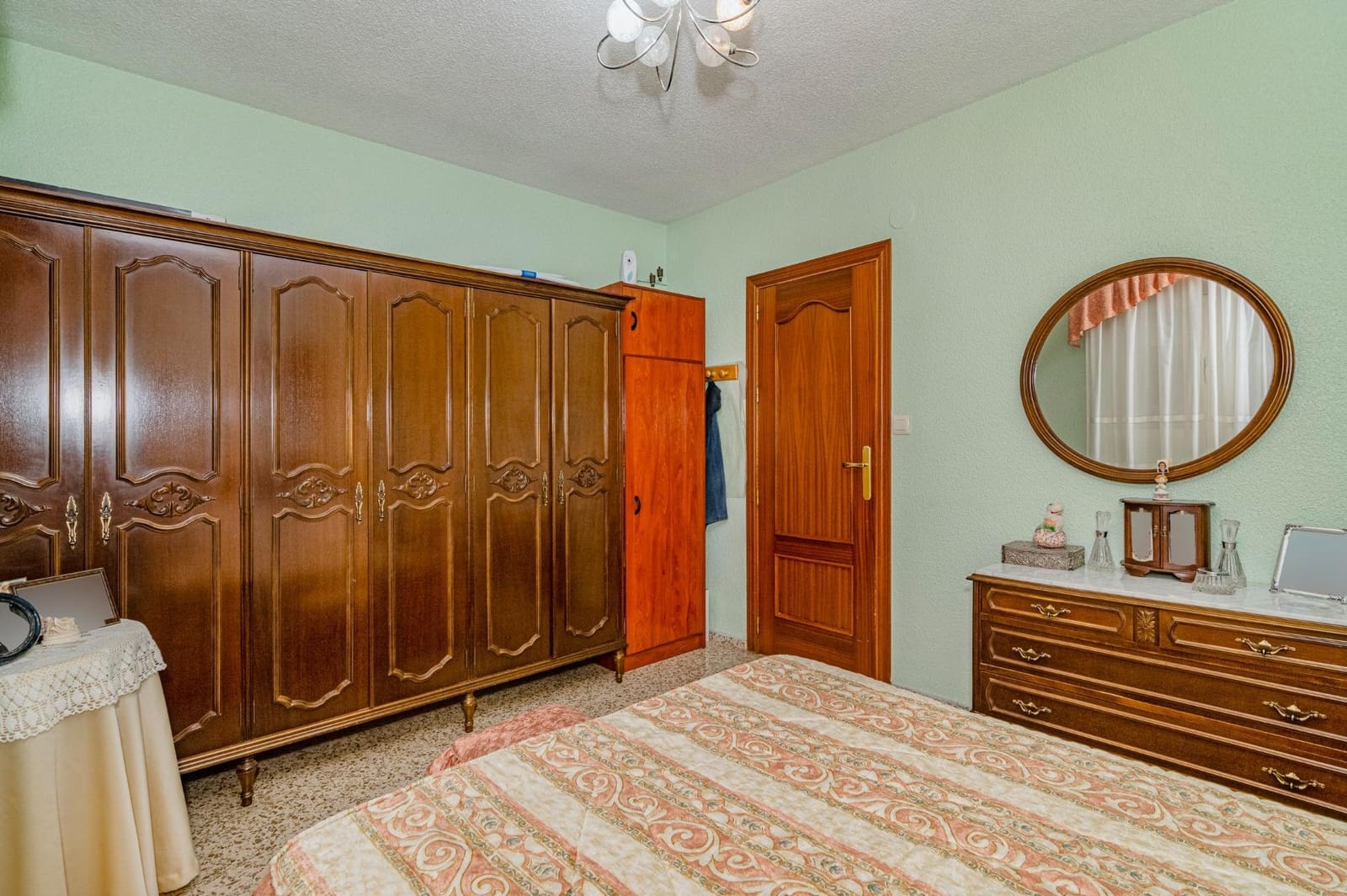 4 bedroom Flat for sale in Granada city with garage - € 359,999 (Ref: 10076468)
