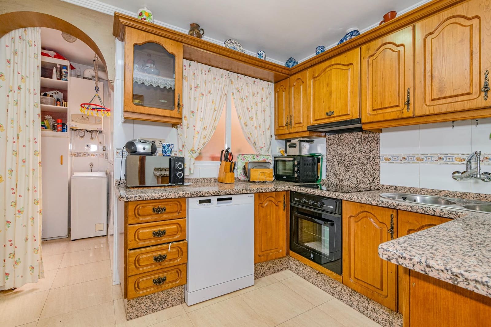 4 bedroom Flat for sale in Granada city with garage - € 359,999 (Ref: 10076468)