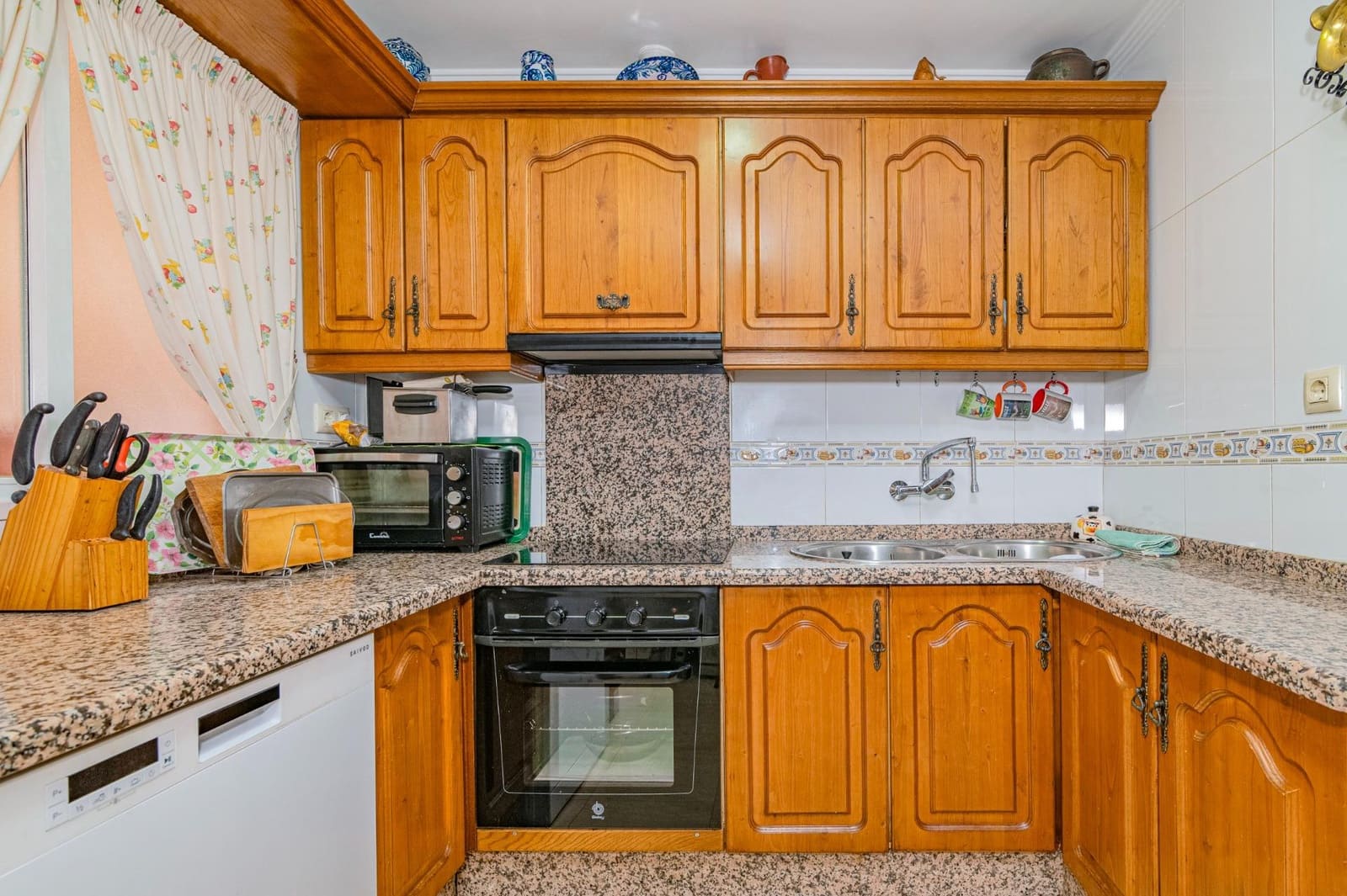 4 bedroom Flat for sale in Granada city with garage - € 359,999 (Ref: 10076468)
