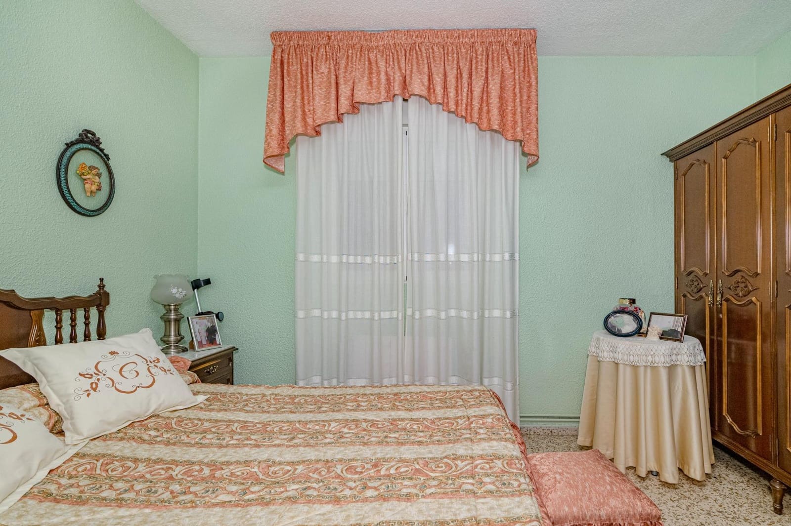 4 bedroom Flat for sale in Granada city with garage - € 359,999 (Ref: 10076468)