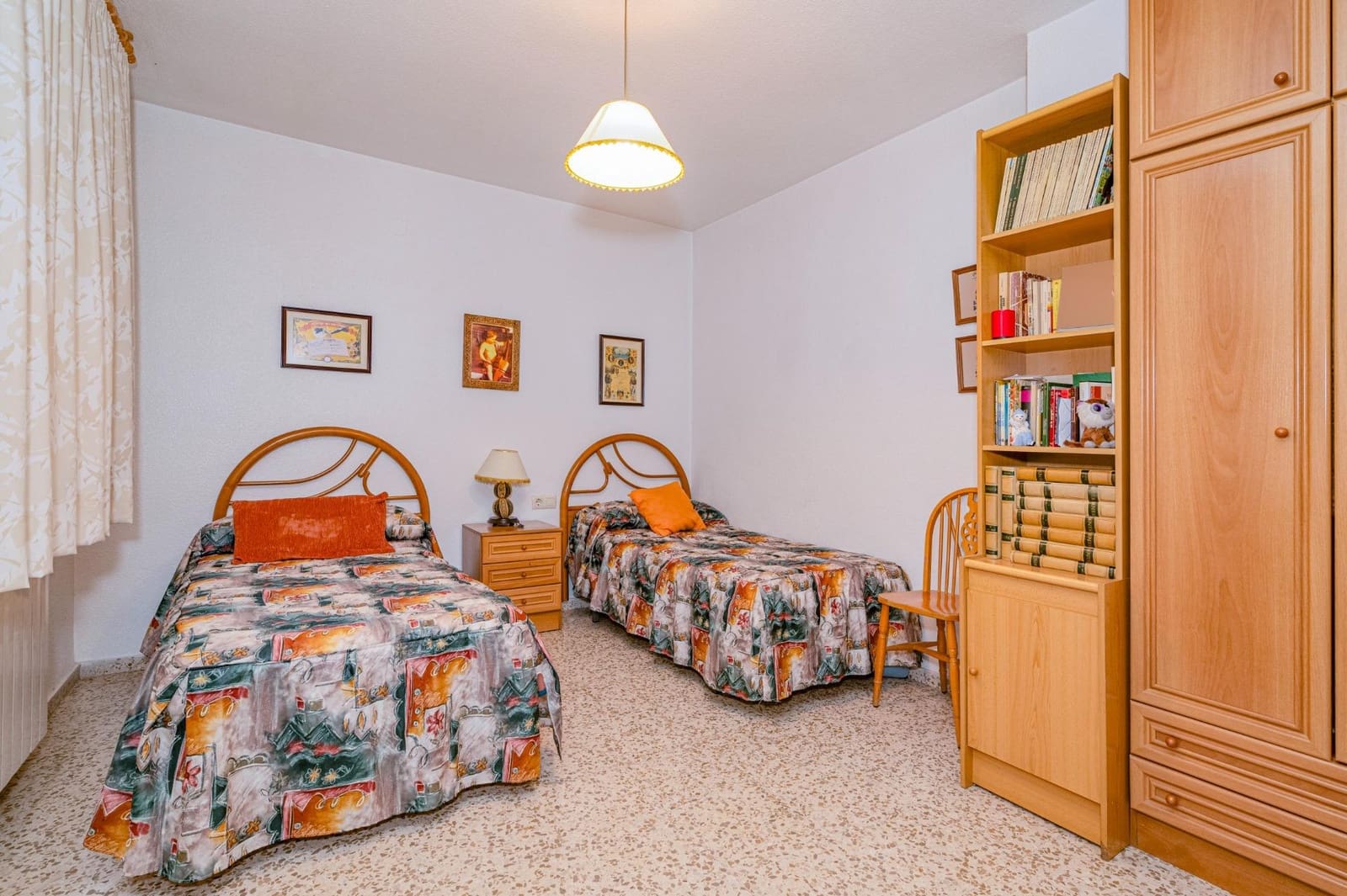 4 bedroom Flat for sale in Granada city with garage - € 359,999 (Ref: 10076468)