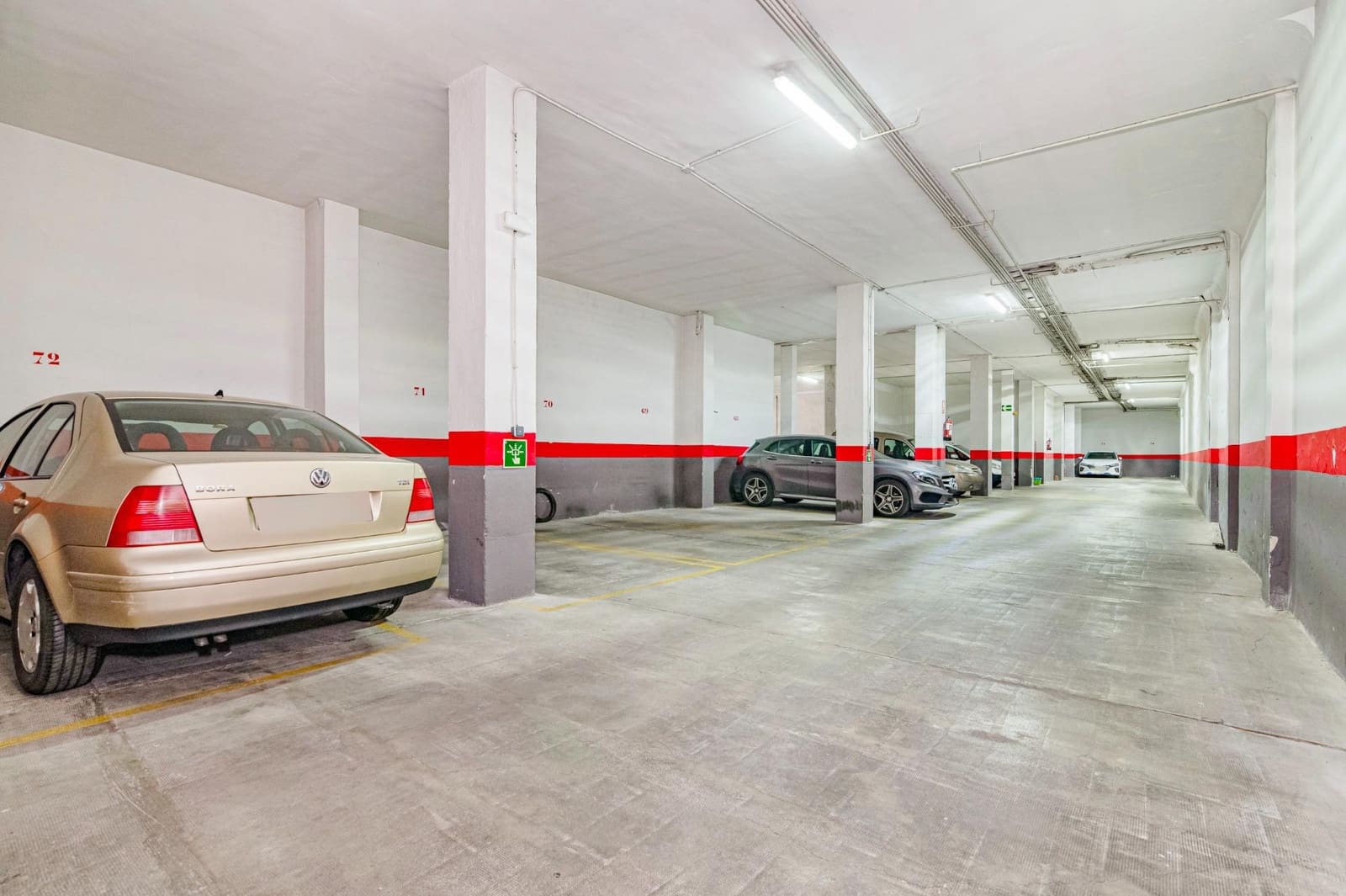 4 bedroom Flat for sale in Granada city with garage - € 359,999 (Ref: 10076468)