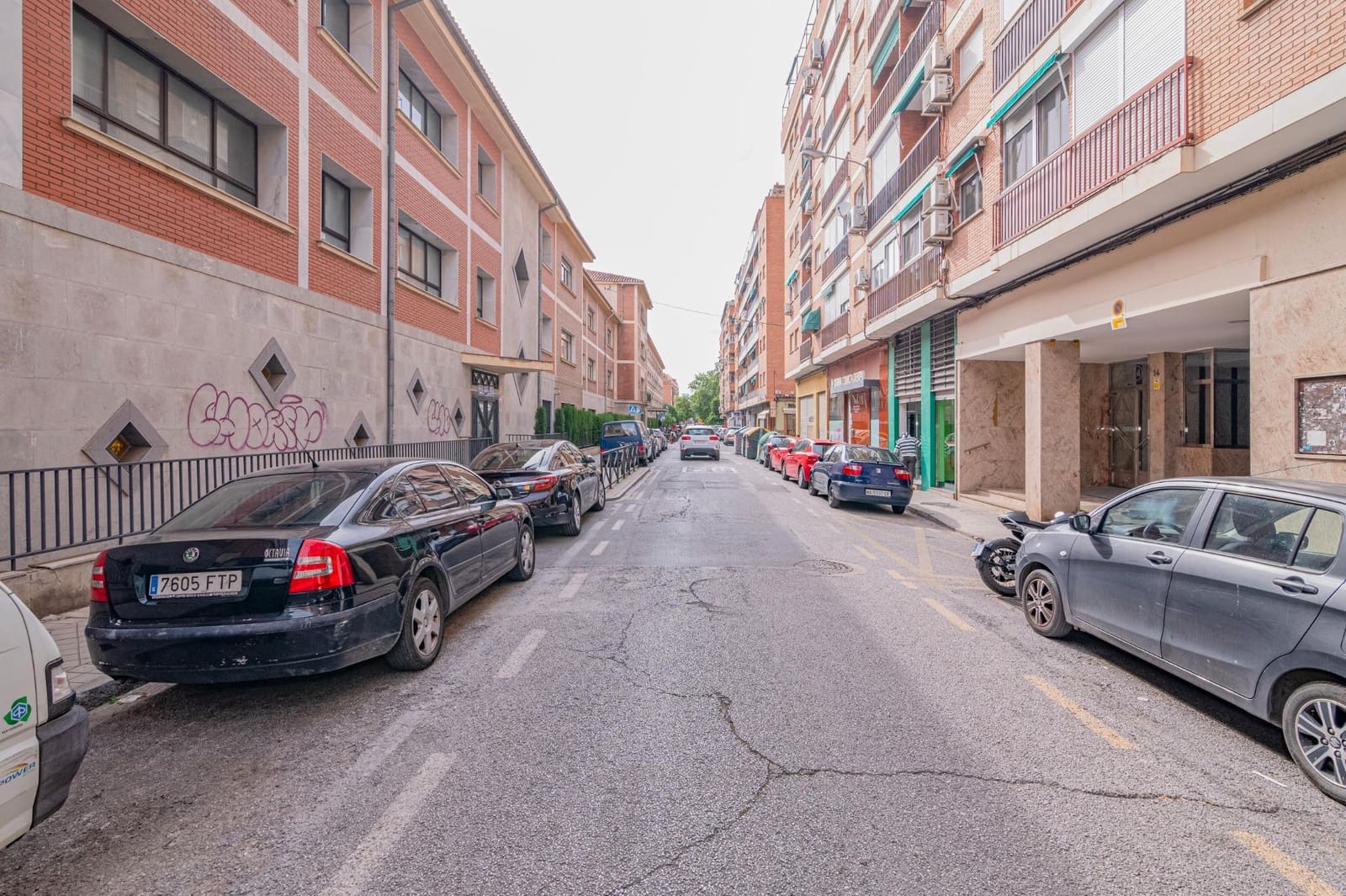 4 bedroom Flat for sale in Granada city with garage - € 359,999 (Ref: 10076468)
