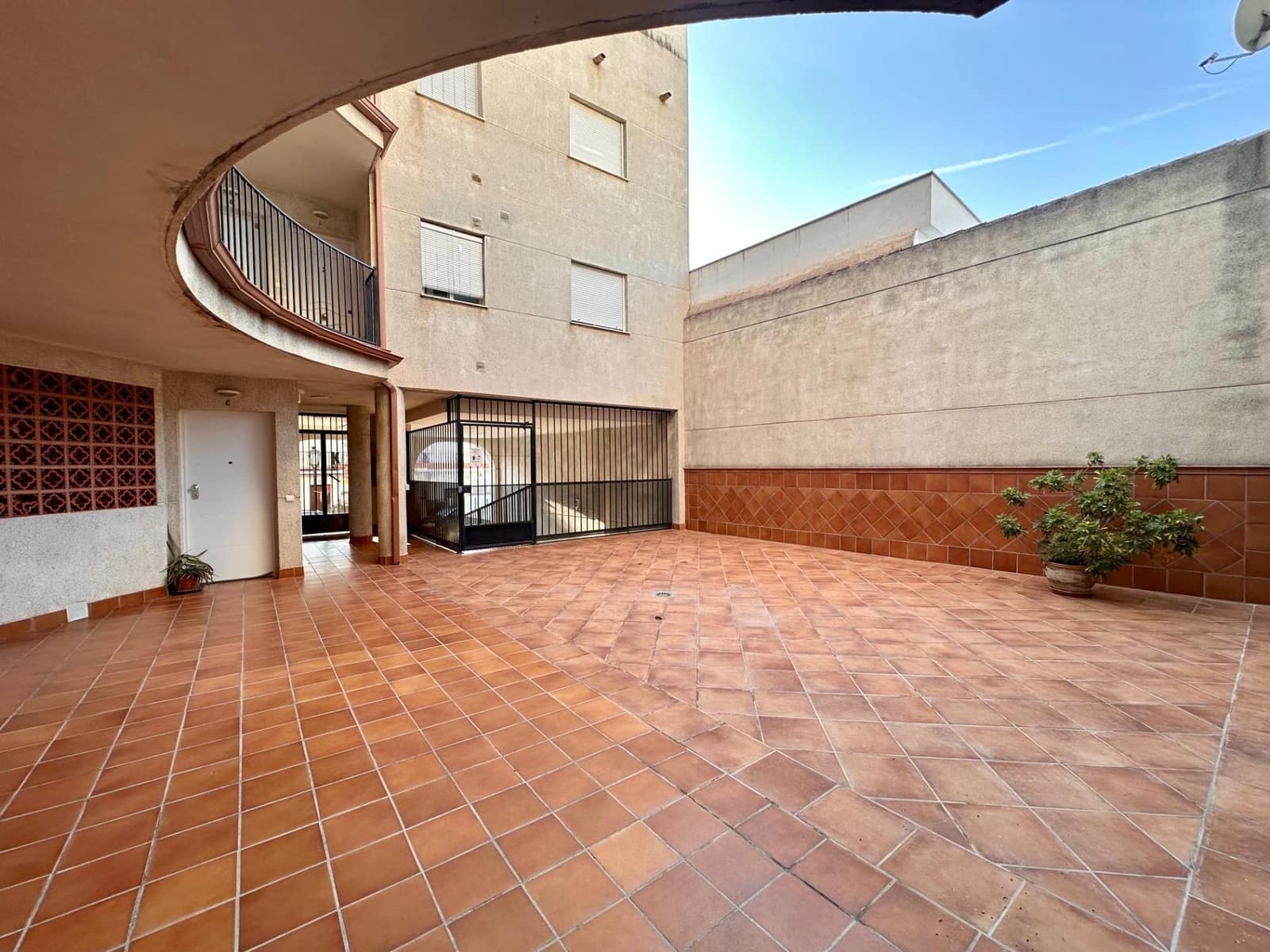 2 slaapkamer Flat te koop in Churriana de la Vega met garage - € 175.000 (Ref: 10089755)