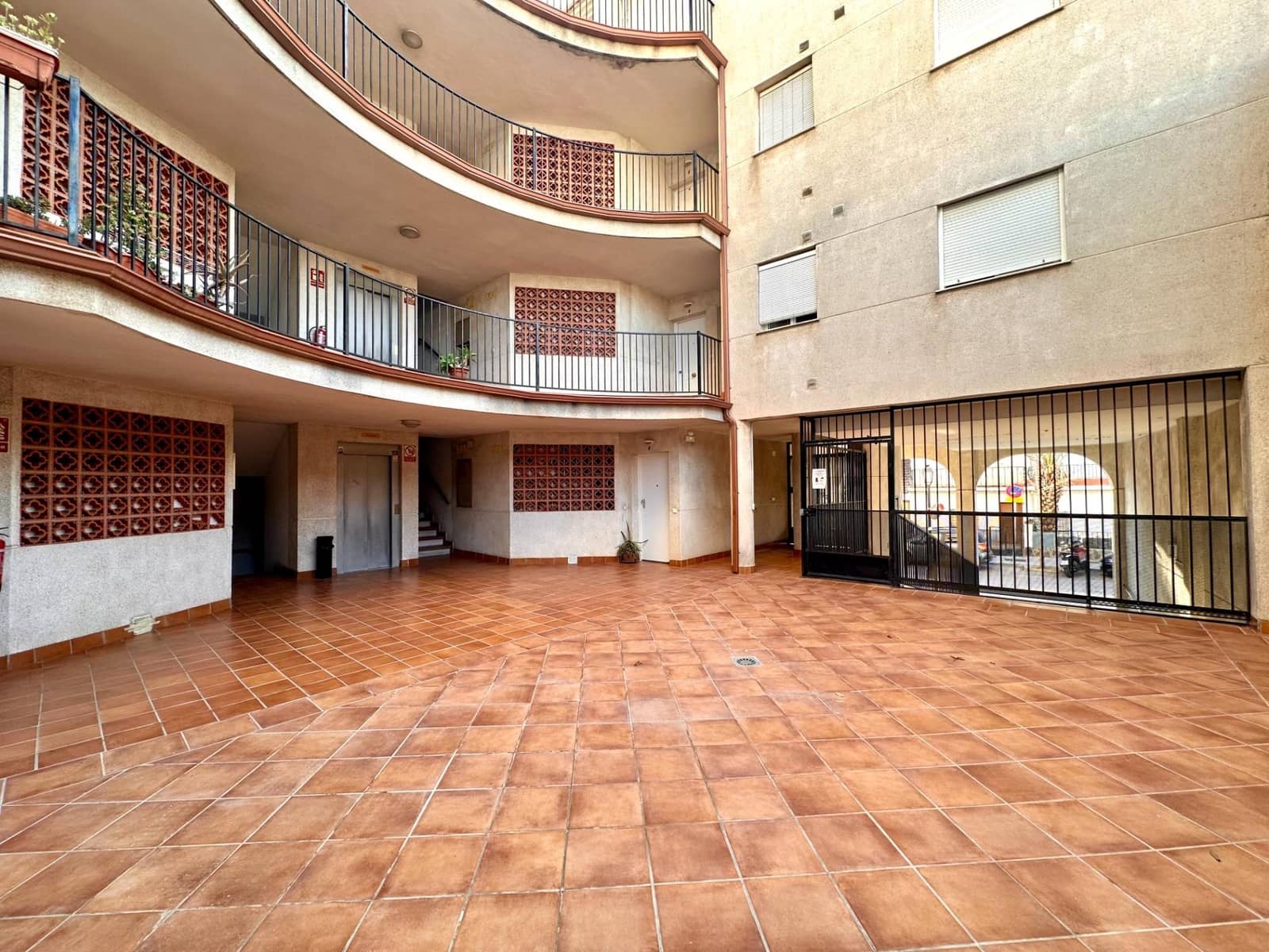 2 slaapkamer Flat te koop in Churriana de la Vega met garage - € 175.000 (Ref: 10089755)