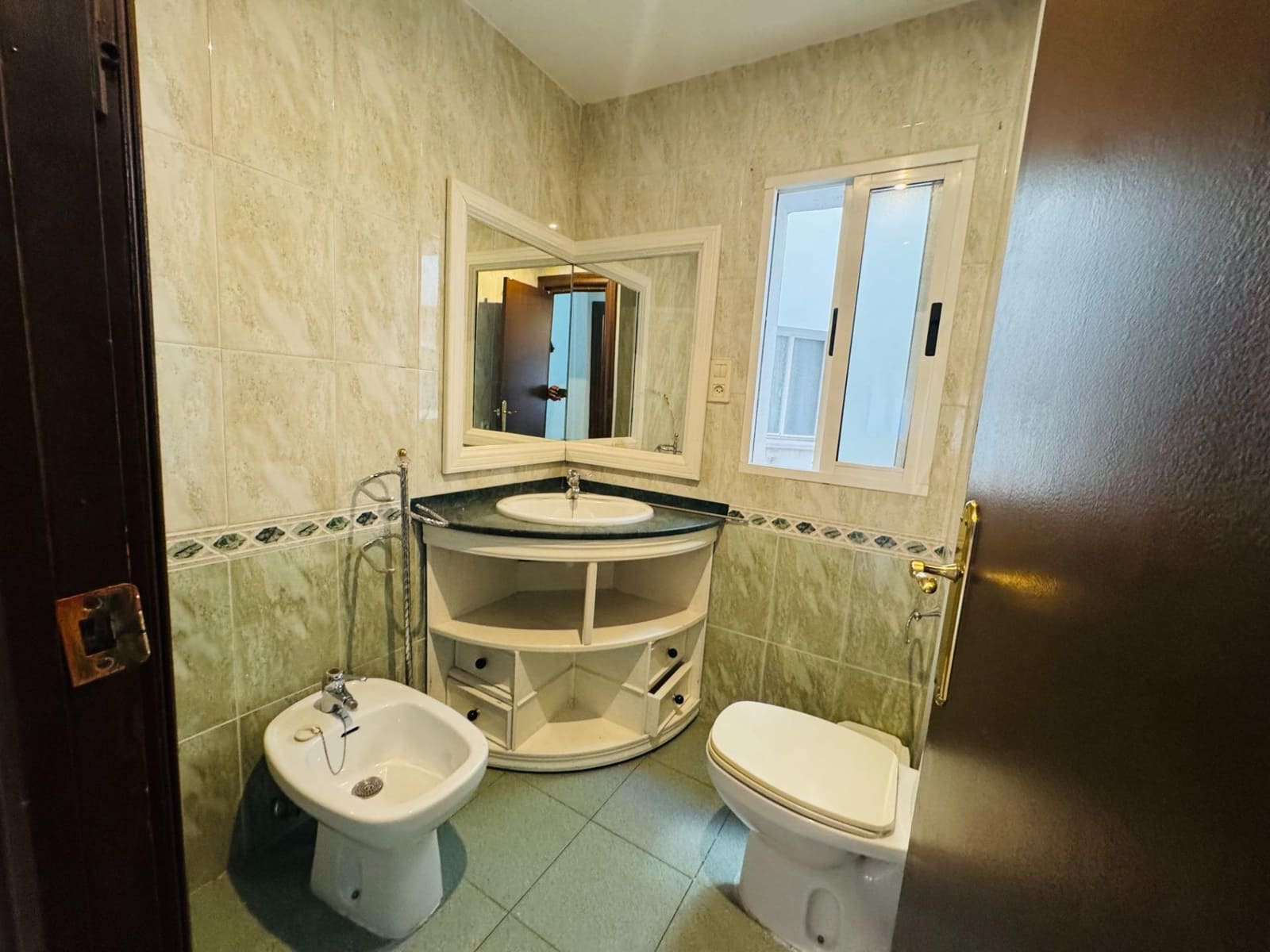 3 Zimmer Wohnung zu vermieten in Granada Stadt - 300 € (Ref: 10089756)