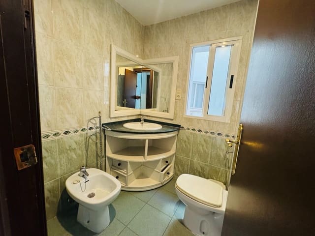 3 Zimmer Wohnung zu vermieten in Granada Stadt - 300 € (Ref: 10089756)