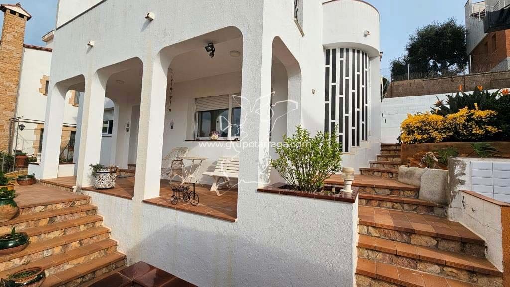5 bedroom Villa for sale in Lloret de Mar with pool garage - € 660,000 (Ref: 9128645)