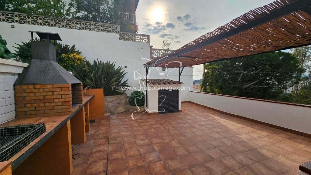 5 bedroom Villa for sale in Lloret de Mar with pool garage - € 660,000 (Ref: 9128645)