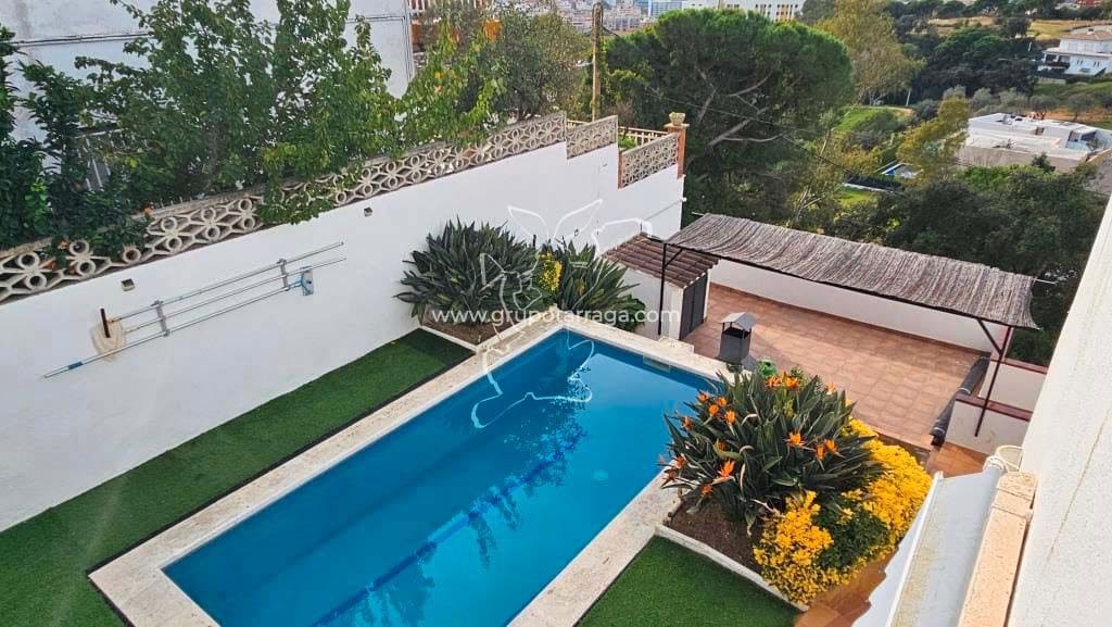 5 soveværelse Villa til salg i Lloret de Mar med swimmingpool garage - € 500.000 (Ref: 9128645)
