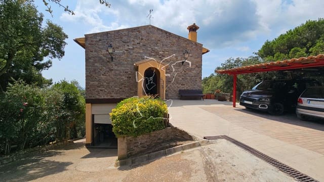 4 bedroom Finca/Country House for sale in Urbanitzacions del Nord, Lloret de Mar with pool garage - € 395,000 (Ref: 9128656)