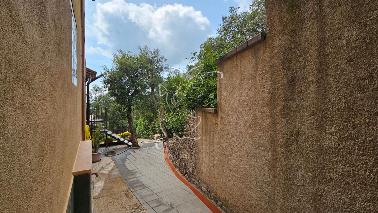 4 soveværelse Finca/Landehus til salg i Lloret de Mar med swimmingpool garage - € 395.000 (Ref: 9128656)