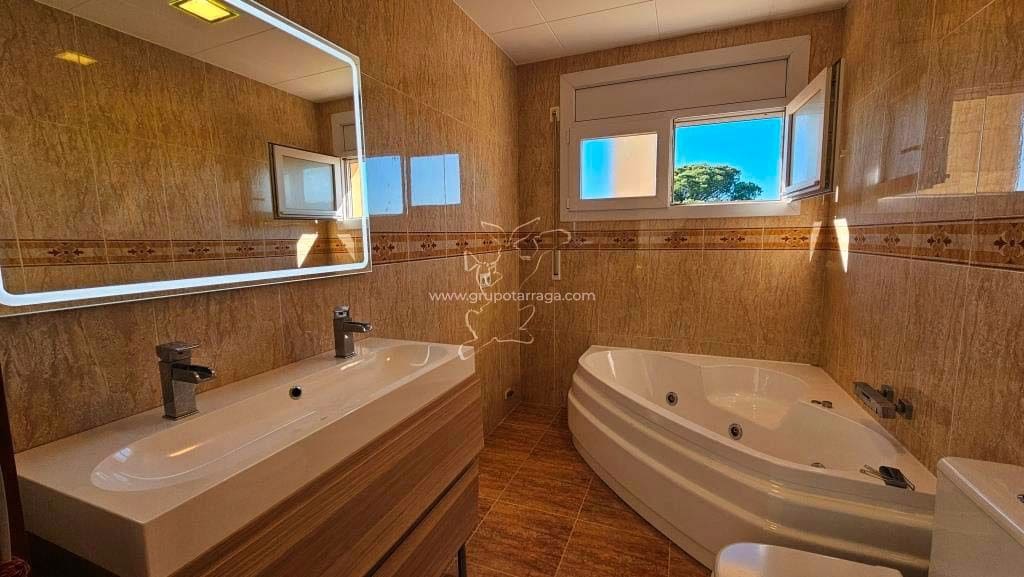 4 quarto Moradia para venda em Lloret de Mar com piscina - 530 000 € (Ref: 9128658)