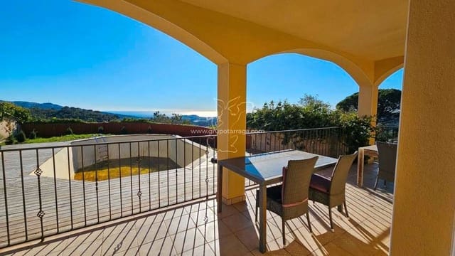 4 bedroom Villa for sale in Urbanitzacions del Nord, Lloret de Mar with pool - € 530,000 (Ref: 9128658)