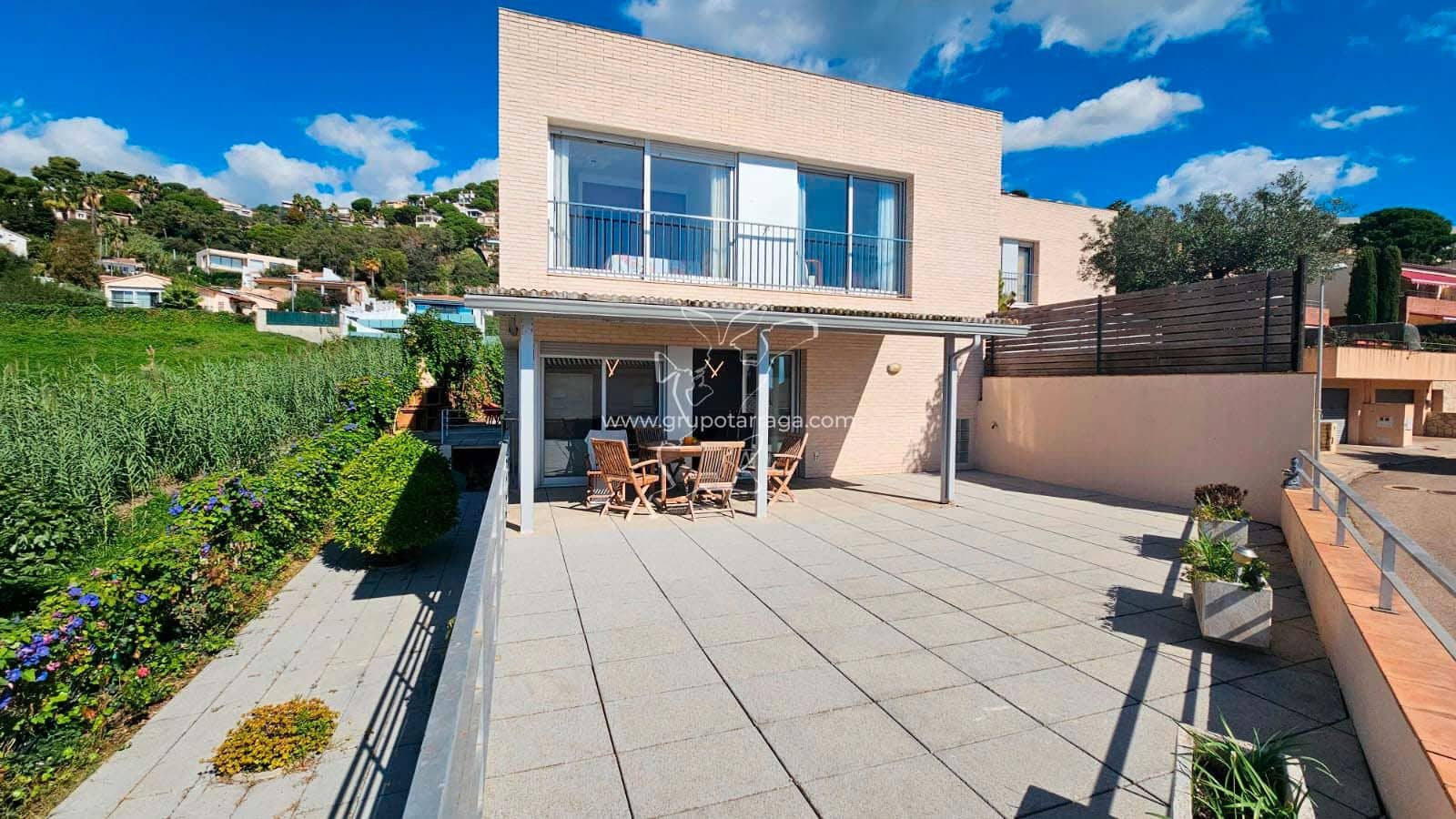5 soverom Villa til salgs i Lloret de Mar med svømmebasseng garasje - € 675 000 (Ref: 9219331)