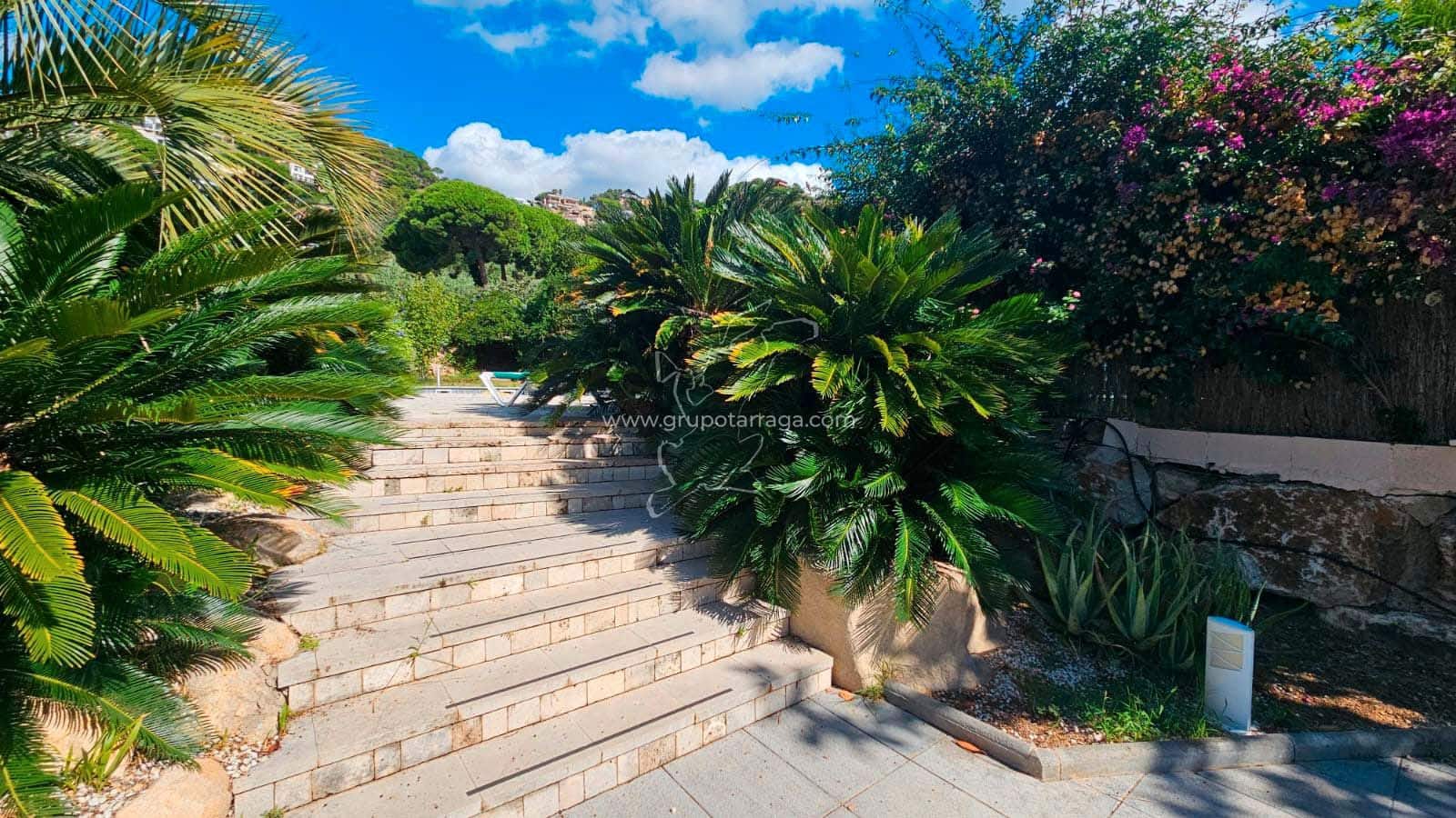 5 soverom Villa til salgs i Lloret de Mar med svømmebasseng garasje - € 675 000 (Ref: 9219331)