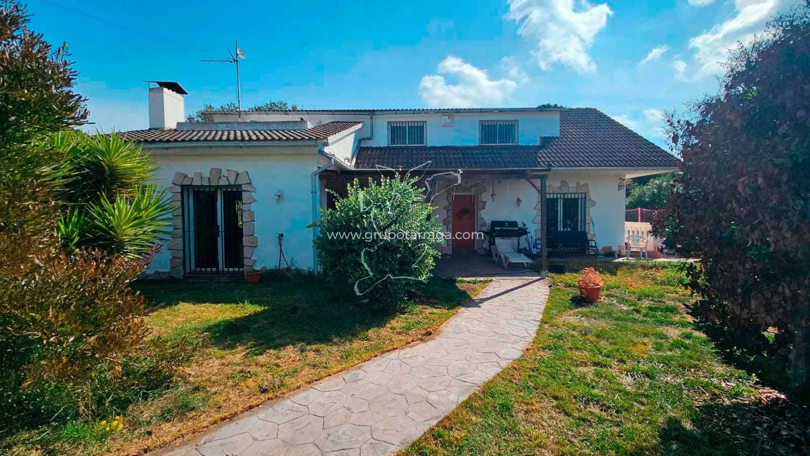 6 soveværelse Villa til salg i Vidreres med swimmingpool garage - € 350.000 (Ref: 9301692)