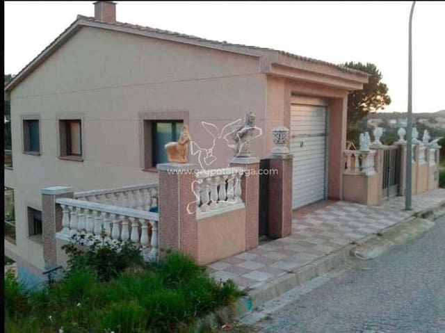 4 slaapkamer Villa te koop in Urbanitzacions del Nord, Lloret de Mar met garage - € 425.000 (Ref: 9324495)