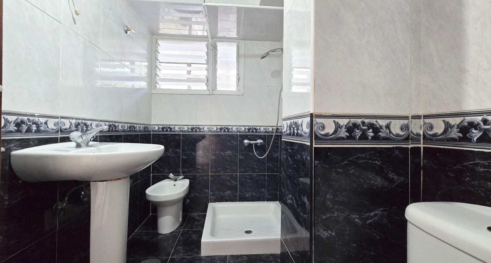 3 bedroom Flat for sale in Santa Cruz de Tenerife - € 150,000 (Ref: 9499025)