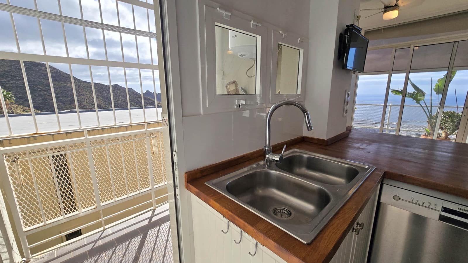 3 bedroom Flat for rent in Santa Cruz de Tenerife with garage - € 1,700 (Ref: 9865281)