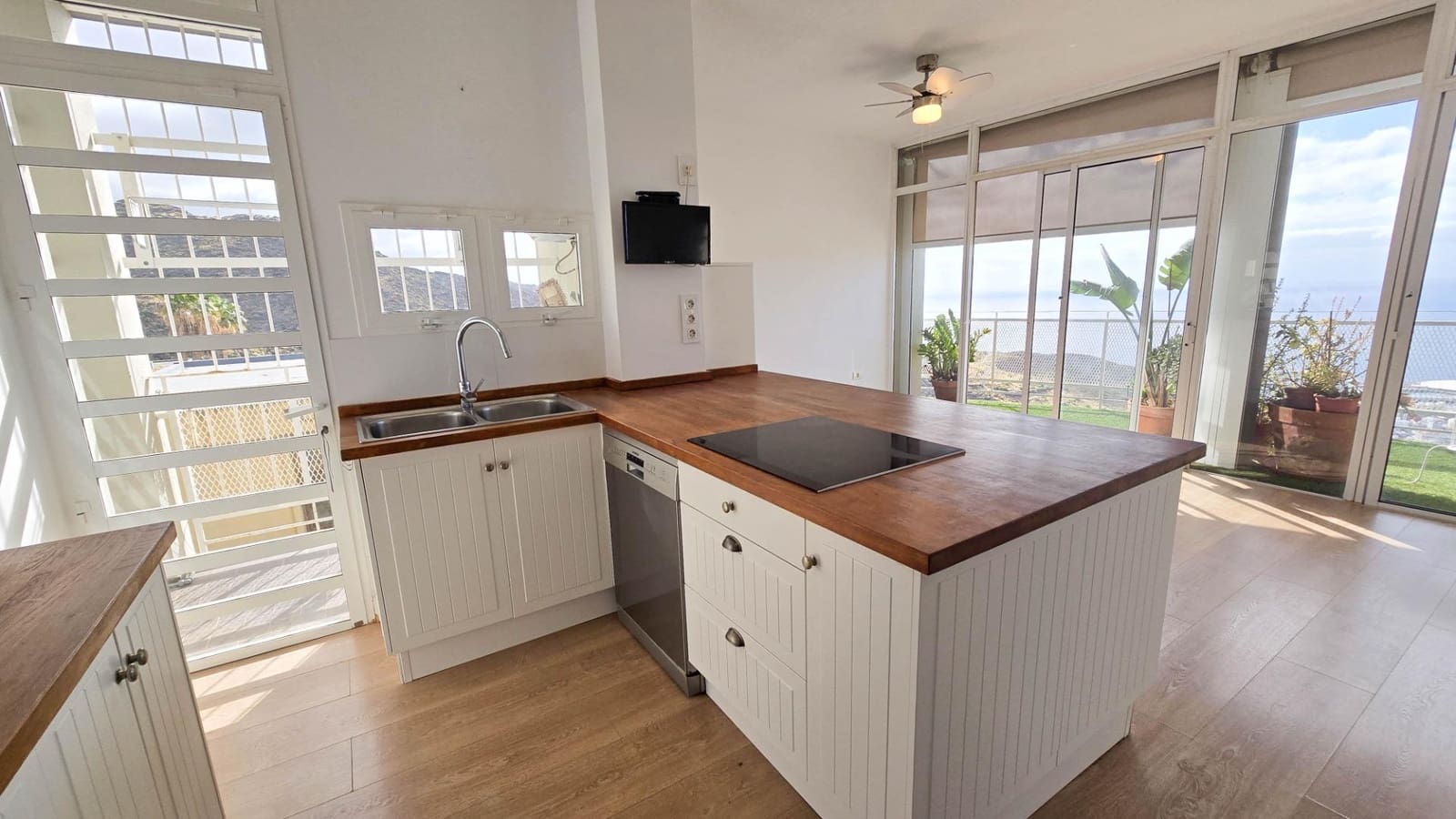 3 bedroom Flat for rent in Santa Cruz de Tenerife with garage - € 1,700 (Ref: 9865281)