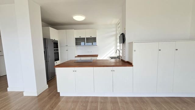 3 bedroom Flat for rent in Santa Cruz de Tenerife with garage - € 1,700 (Ref: 9865281)